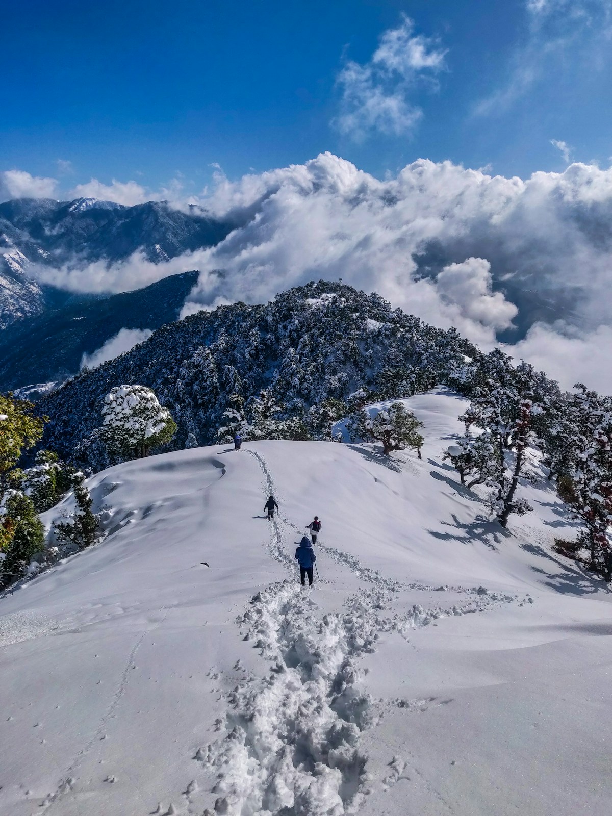 Manali snow mountains